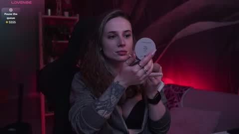 Snapshot of oliviamcclean chatting on 11.22.25 Liv online show from 11.22.25