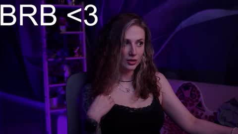 Snapshot of oliviamcclean chatting on 11.23.25 Liv online show from 11.23.25