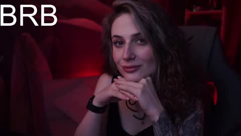 Snapshot of oliviamcclean chatting on 11.23.25 Liv online show from 11.23.25