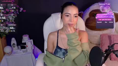 Olivia Mcneill  online show from 02.07.25