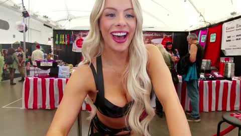 Snapshot of oliviaowens chatting on 02.01.25 Olivia Owens online show from 02.01.25