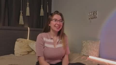 Snapshot of oliviavele chatting on 09.14.25 Kylie online show from 09.14.25