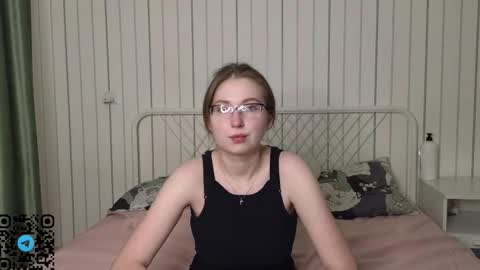 Snapshot of oliviavele chatting on 09.29.25 Kylie online show from 09.29.25