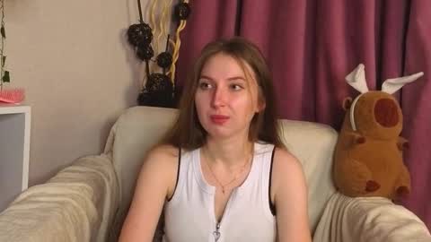 Snapshot of oliviavele chatting on 11.05.25 Kylie online show from 11.05.25