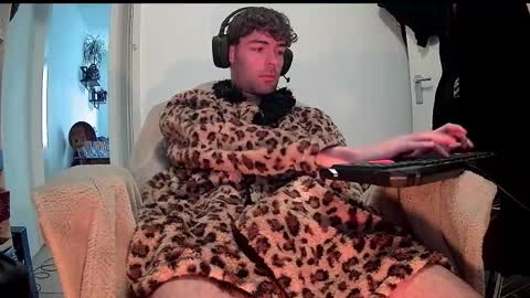 onesieboyx online show from 03.04.25