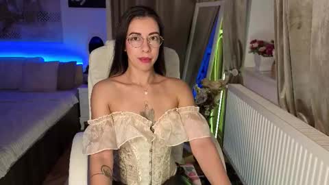 Snapshot of orchidessa chatting on 11.18.25 Eve Voss online show from 11.18.25