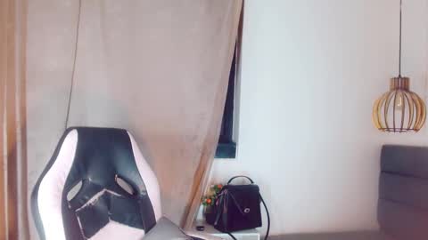 Snapshot of oriana_braom chatting on 02.19.25 Oriana braom online show from 02.19.25