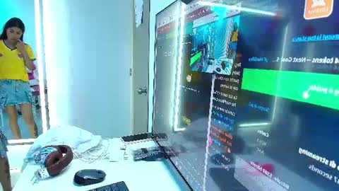 Snapshot of oriana_wood chatting on 06.27.26 Oriana online show from 06.27.26