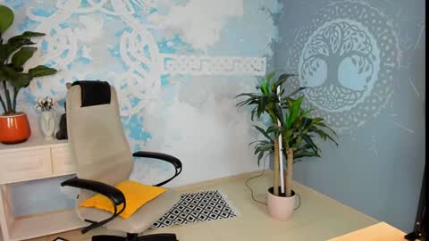 Orianna -  Hi Im into geek culture cosplay crafting LARP games. Shall we play DnD online show from 12.13.24