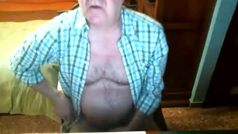 Snapshot of oscarw chatting on 12.13.24 Oscar online show from 12.13.24