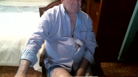 Snapshot of oscarw chatting on 11.23.25 Oscar online show from 11.23.25