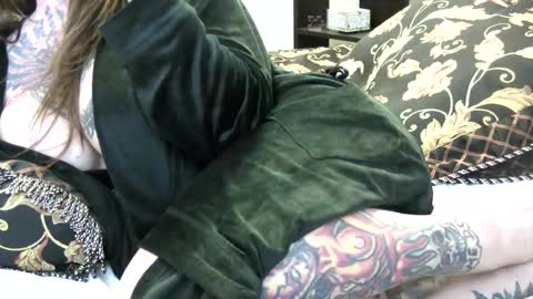 PAMELA GUNNS online show from 02.04.25