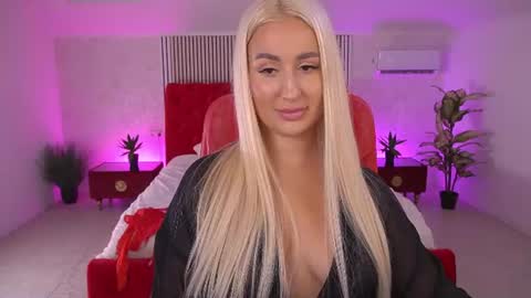 Snapshot of paolamola chatting on 06.19.26 Lia online show from 06.19.26