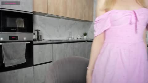 Snapshot of paradi_se chatting on 11.25.25 Melena online show from 11.25.25