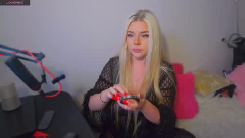 Snapshot of paradise_for_you_ chatting on 09.22.25 Victoria online show from 09.22.25