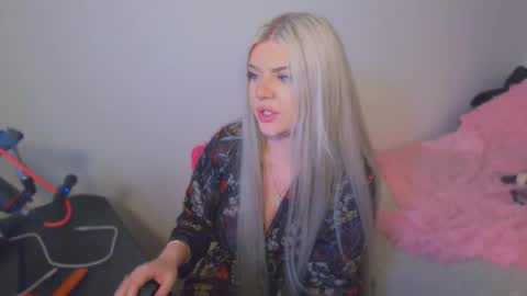 Snapshot of paradise_for_you_ chatting on 11.30.25 Victoria online show from 11.30.25