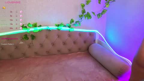 Snapshot of paradisepleasure_ chatting on 02.21.25 Allie Alex Thumbs up if you like us online show from 02.21.25