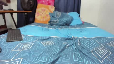 Snapshot of parejacachonda chatting on 01.28.25 sara and andreu online show from 01.28.25