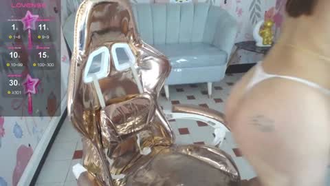 Snapshot of paris09_v chatting on 01.16.25 PARIS online show from 01.16.25