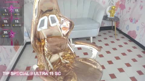 Snapshot of paris09_v chatting on 02.26.25 PARIS online show from 02.26.25