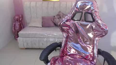 Snapshot of paris_1sub chatting on 02.18.25 Paris 1sub online show from 02.18.25