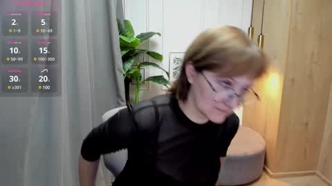 Snapshot of paris_cherry chatting on 03.12.25 Paris online show from 03.12.25