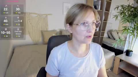 Snapshot of paris_cherry chatting on 09.18.25 Paris online show from 09.18.25