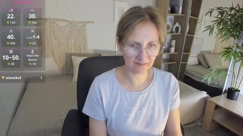 Snapshot of paris_cherry chatting on 09.21.25 Paris online show from 09.21.25