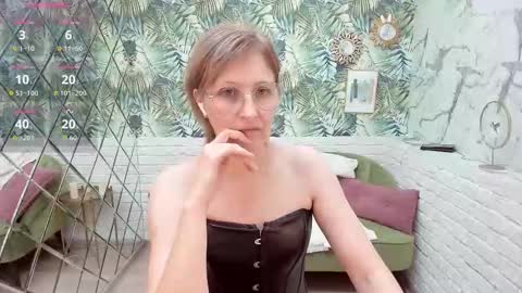 Snapshot of paris_cherry chatting on 12.02.25 Paris online show from 12.02.25