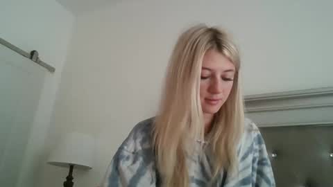 parisbaby2000 online show from 10.21.25