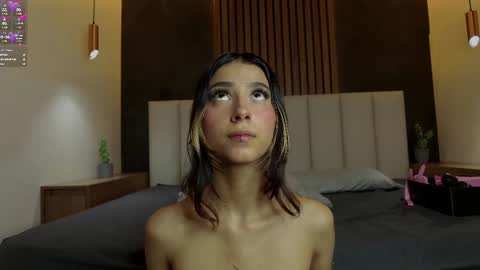 Snapshot of parisfox_ chatting on 02.19.25 PARIS online show from 02.19.25