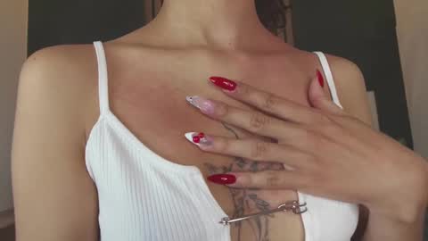 Snapshot of parisfox_ chatting on 02.21.25 PARIS online show from 02.21.25