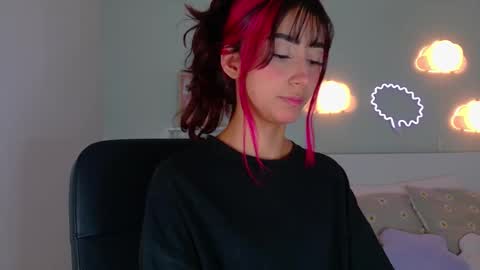 Snapshot of parisfox_ chatting on 10.04.25 PARIS online show from 10.04.25