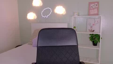 Snapshot of parisfox_ chatting on 11.29.25 PARIS online show from 11.29.25