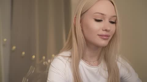 Snapshot of party_4_u chatting on 11.26.25 Sofi online show from 11.26.25