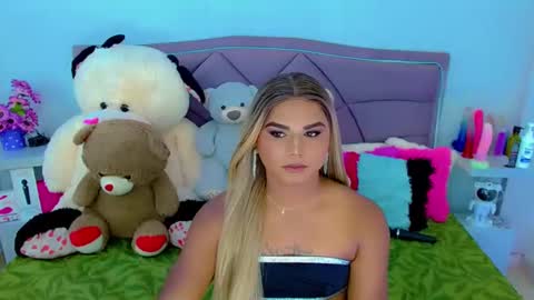 Snapshot of party_duo_trans chatting on 11.12.25 sara y cata online show from 11.12.25