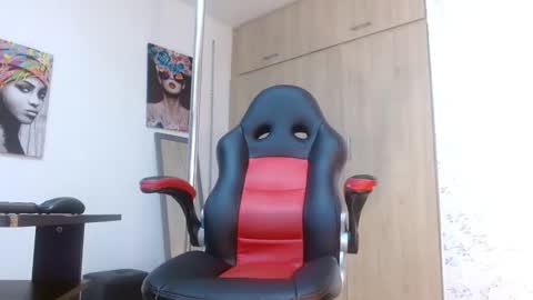 Snapshot of paulina_rubio_ chatting on 01.07.25 Paulina Rubio online show from 01.07.25