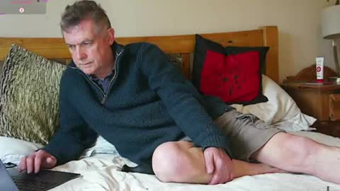 paullie2011 online show from 04.15.26