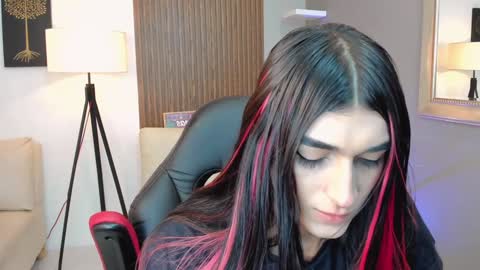 Snapshot of pauly_dolll chatting on 12.10.24 Pauly online show from 12.10.24