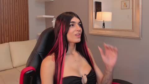 Snapshot of pauly_dolll chatting on 12.14.24 Pauly online show from 12.14.24