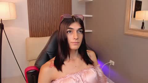 Snapshot of pauly_dolll chatting on 12.27.24 Pauly online show from 12.27.24