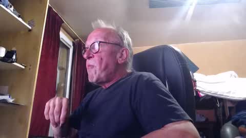 Snapshot of pc8474408 chatting on 09.11.25 pc8474408 online show from 09.11.25