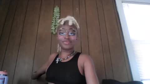 Snapshot of peachplaypen chatting on 12.04.25 Peach online show from 12.04.25