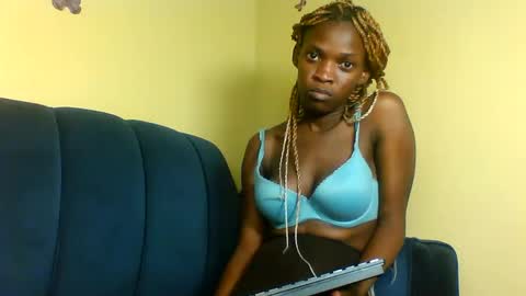 Snapshot of peachy_mummie chatting on 09.08.25 peachie online show from 09.08.25