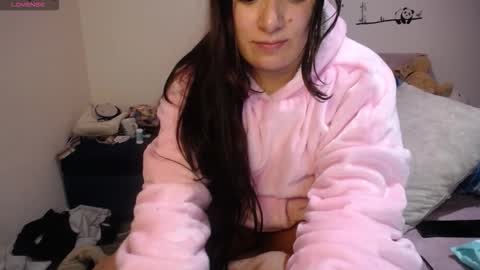 Snapshot of pearl_3 chatting on 11.25.25 Pearl online show from 11.25.25