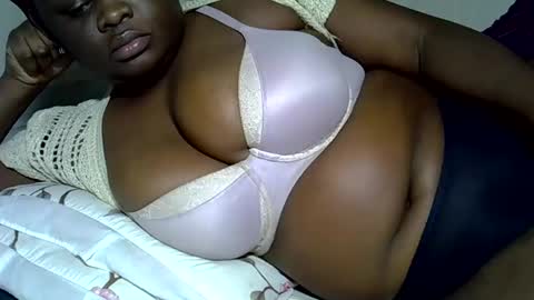 Snapshot of pearl_33 chatting on 11.23.25 Keci online show from 11.23.25