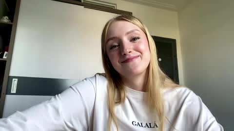 Snapshot of pearlinesilfies chatting on 05.23.26 Zlata online show from 05.23.26