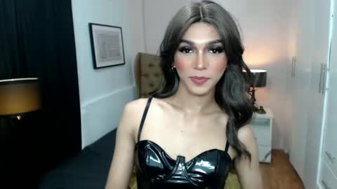 Snapshot of pearlmoore chatting on 01.18.25 Pearl online show from 01.18.25