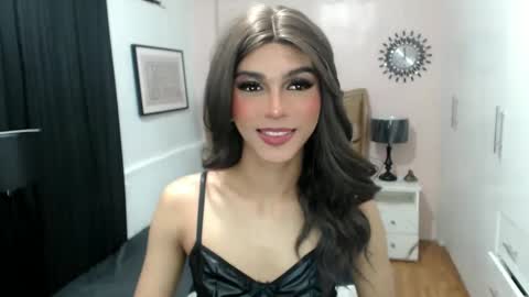 Snapshot of pearlmoore chatting on 01.21.25 Pearl online show from 01.21.25