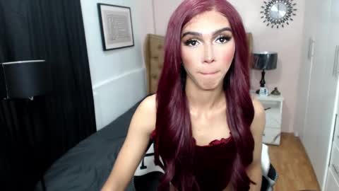 Snapshot of pearlmoore chatting on 01.27.25 Pearl online show from 01.27.25